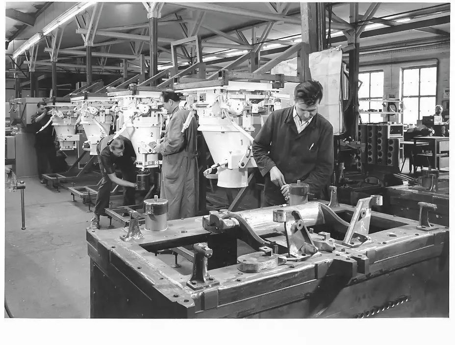 Schwarz-Weiß Montage eines Arbeitsplatzes Greif-Velox um 1954 der für Bruttoabsackwaagen.