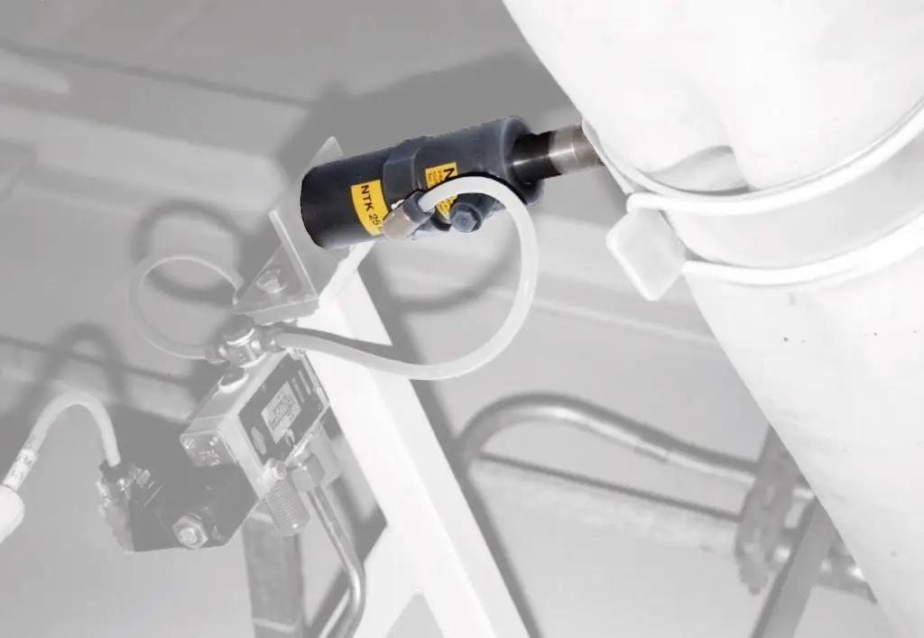 Kolbenvibrator im Einsatz an einer Maschiene