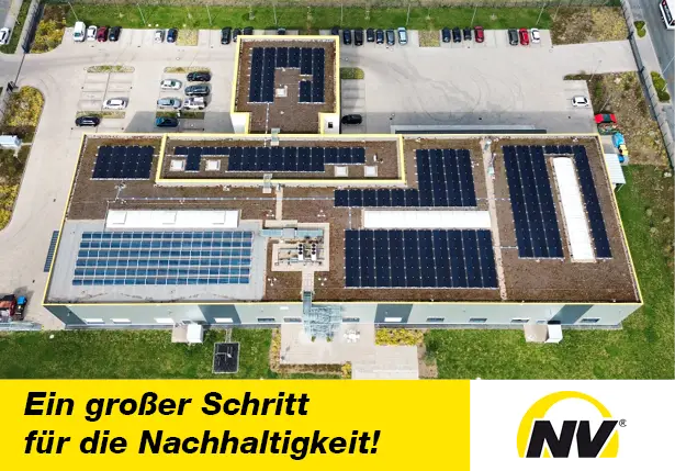 Photovoltaik bestücktes Gebäude aus der Vogelperspektive