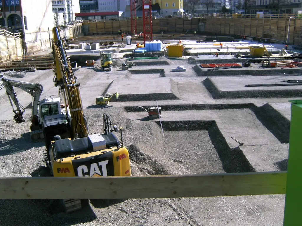 Großbaustelle, Bagger und Baumaschinen im Einsatz.
