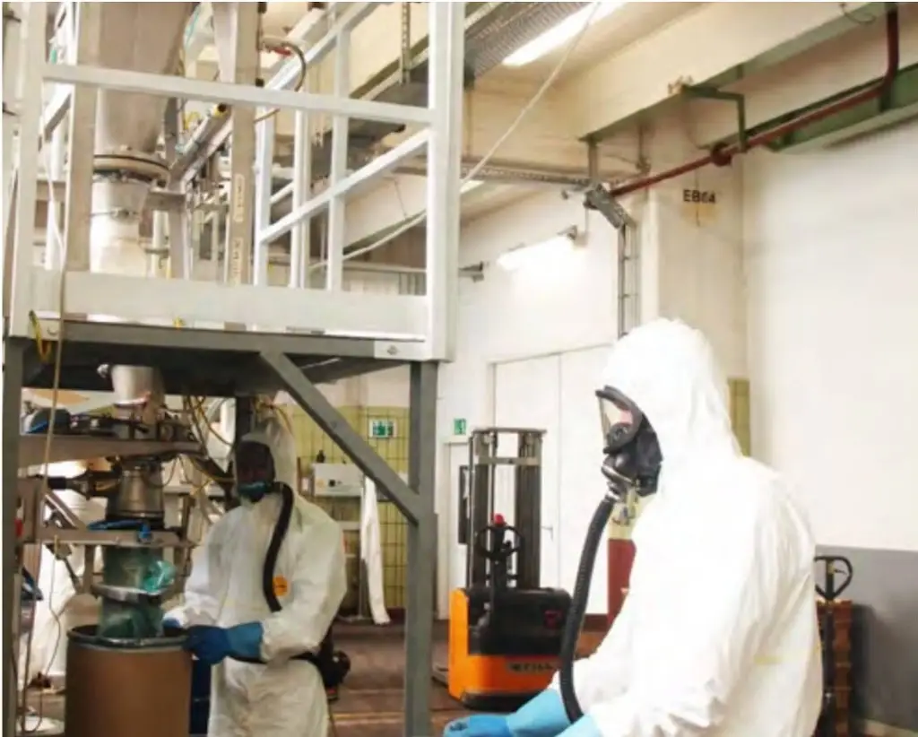 2 Menschen in weien Anzügen und Masken in einer Halle