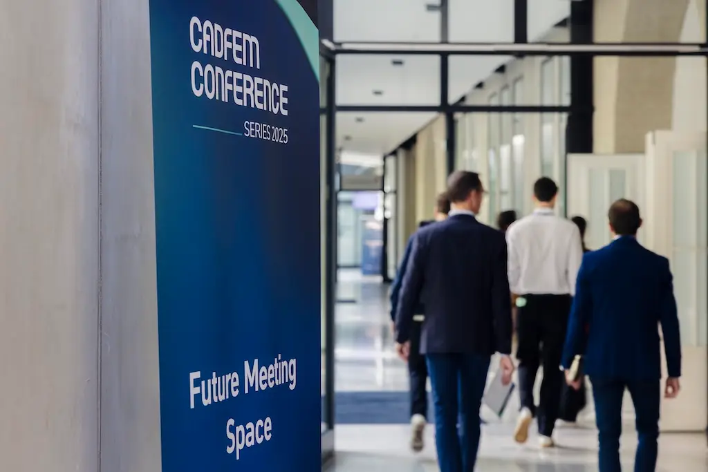 Bild eines Flures auf einer Messe. Im Vordergrund steht ein Aufsteller der CADFEM CONFERENCE