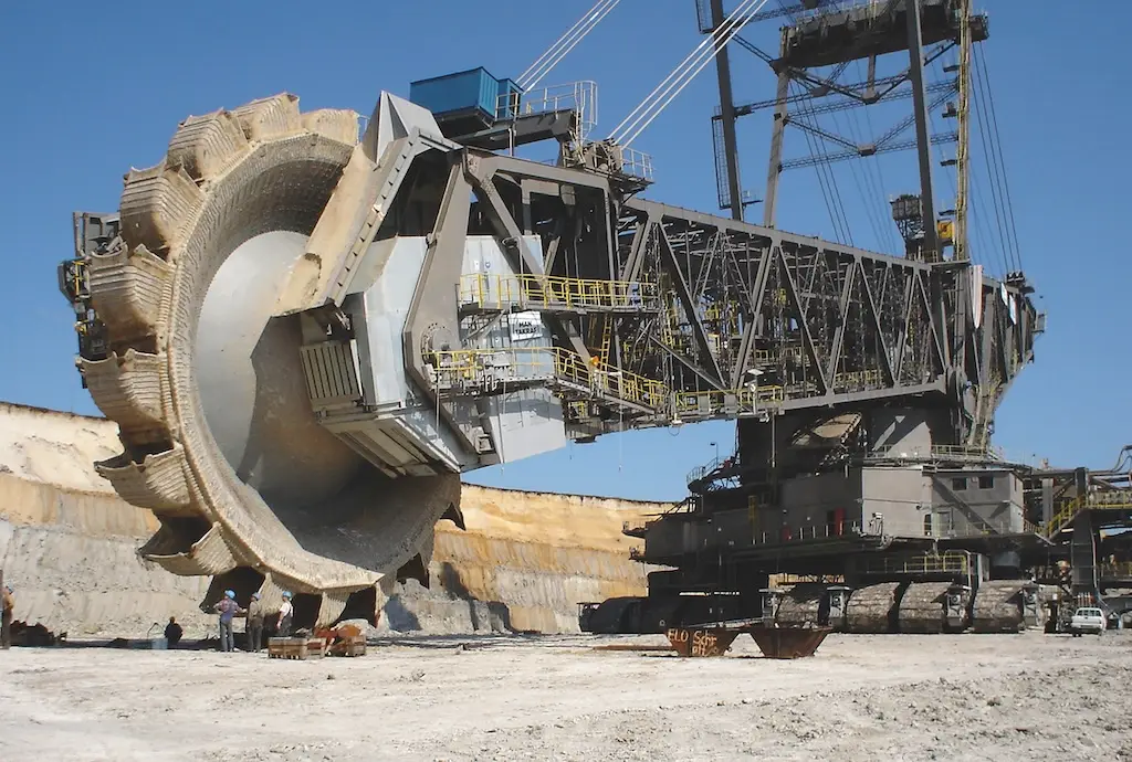 Großer Radbagger in einem Tagebau
