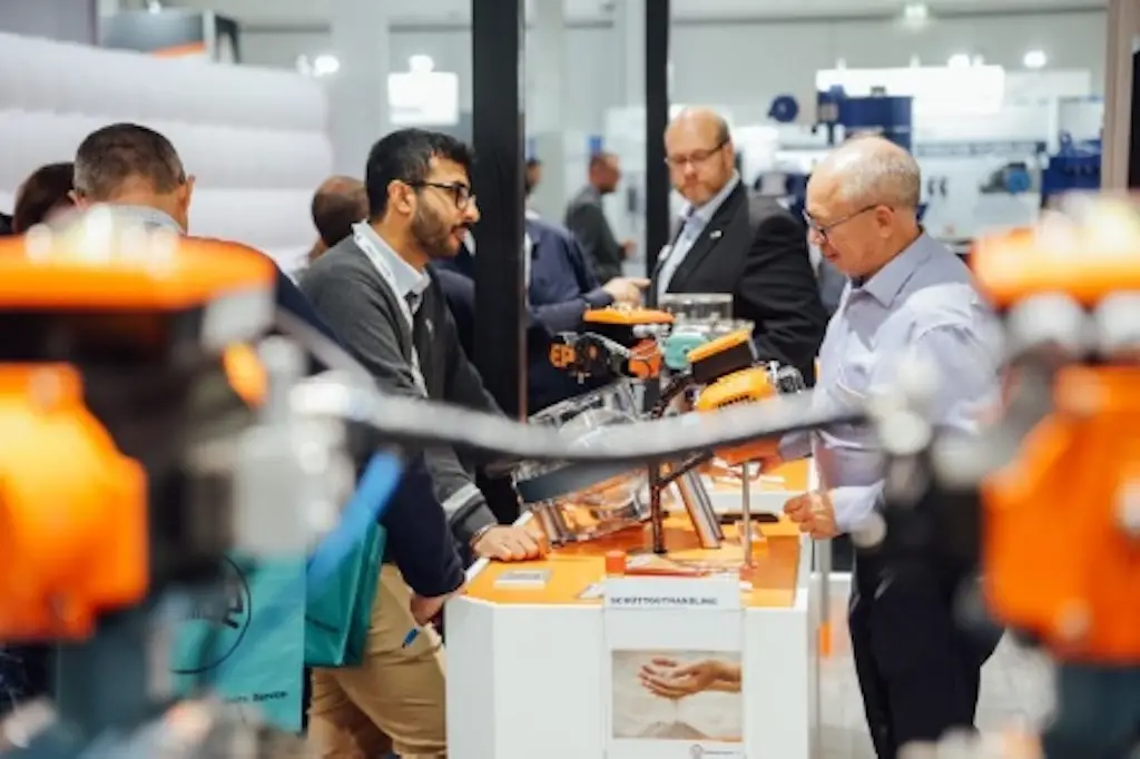 Szene auf einer Messe. Kundengespräch