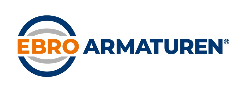 Logo: Das Wort EBRO ist in Orange geschrieben. Eine graue Ellipse ist dahinter gelegt. Um das E und O des Namens ist ein stilisierter blauer Kreis gezogen, der durch die Buchstaben getrennt ist. Rechts daneben steht in Großbuchstaben Armaturen und das Warenzeichen
