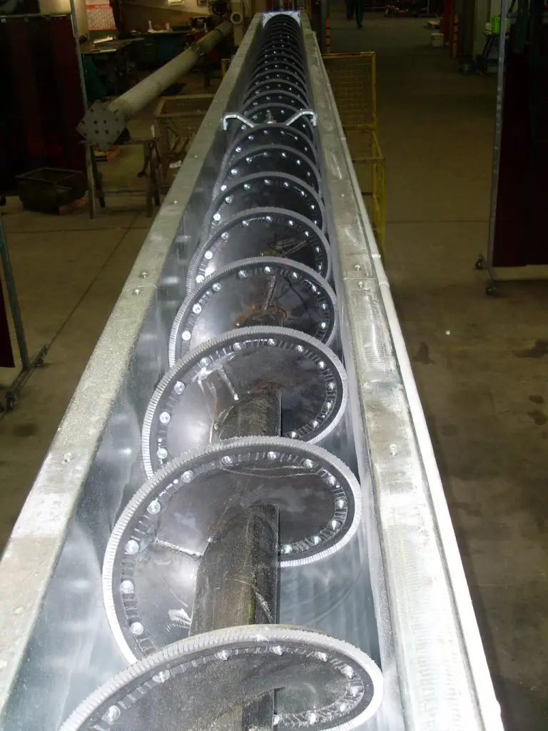 Metallene Spirale mit Bürsten an den Kanten in einem runden Metallrohr