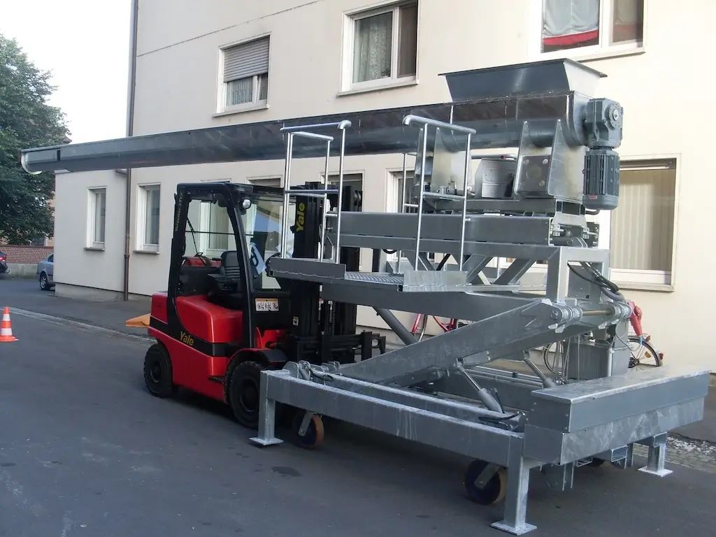 Gabelstapler mit einer metallenen Beladeschnecke