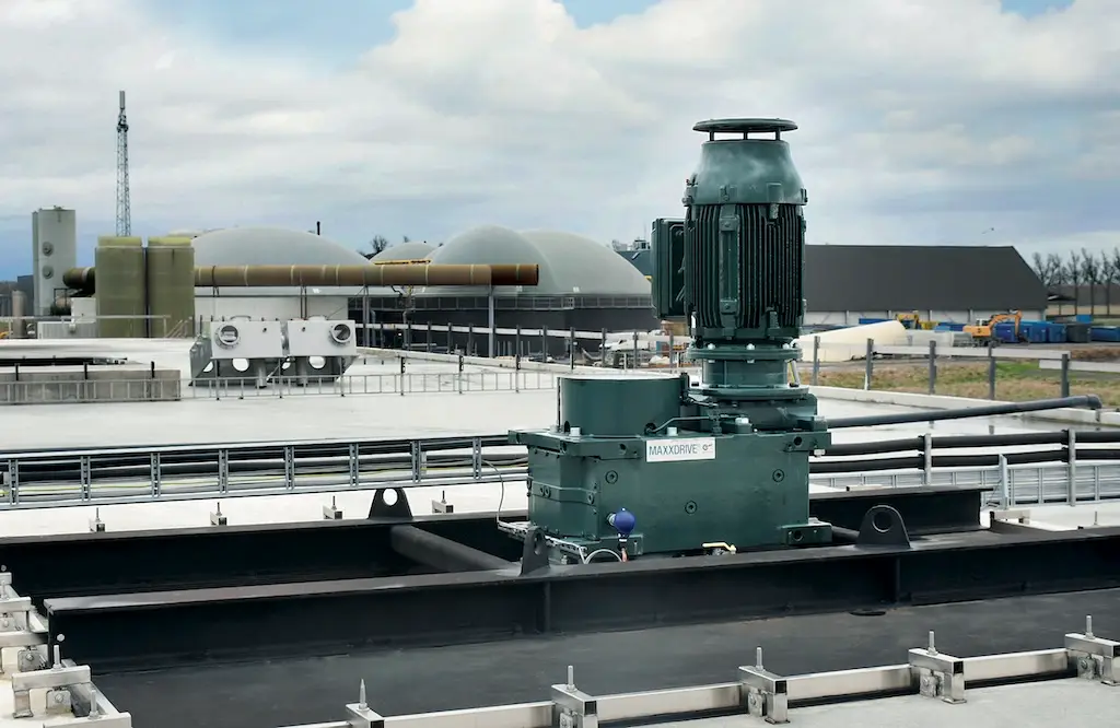 Industreianlage mit siloartigen Bauten