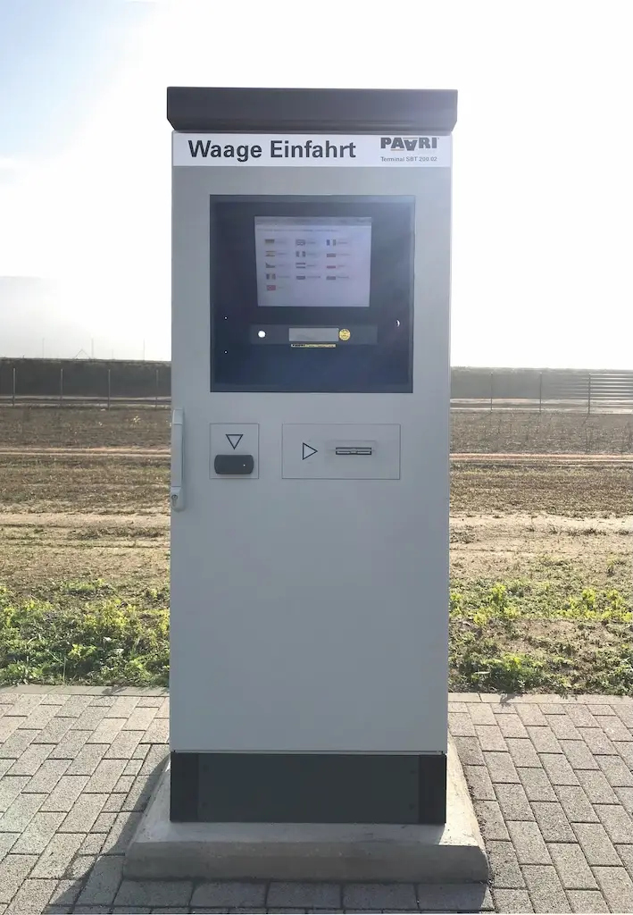 Automat mit Aufschrift " Waage Einfahrt"