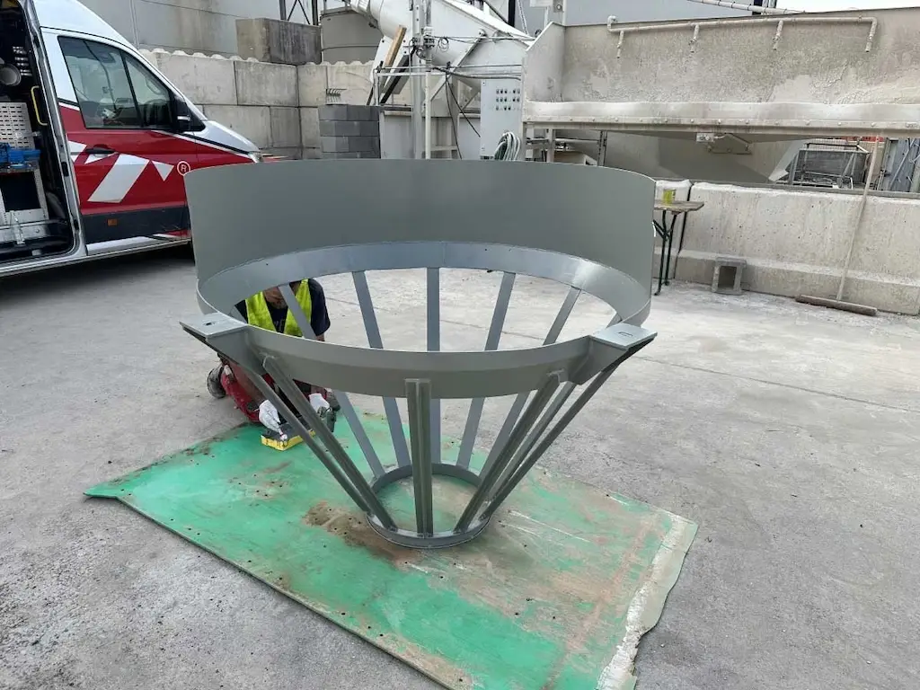 Grundgerüst eines Trichters aus Stehl in einer Industriehalle