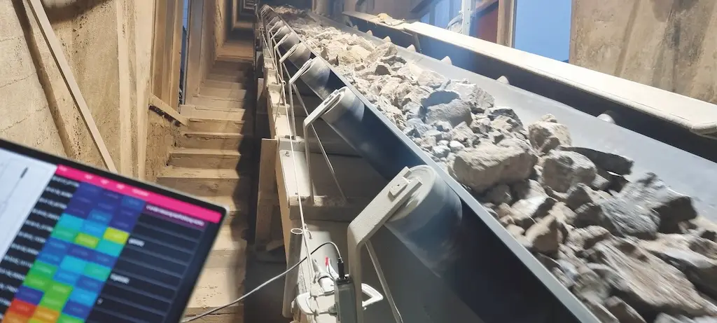 Förderband, welches Steine transportiert.