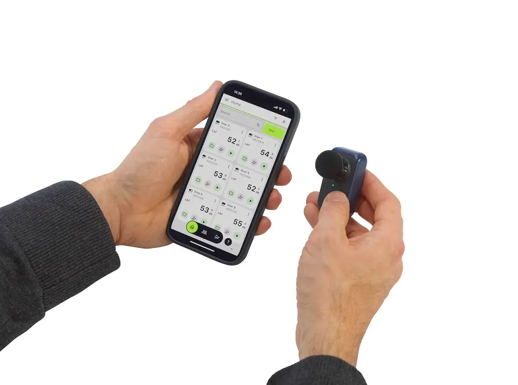 Mobiltelefon mit einer App, die für 6 Geräte Lärmbelästigungswerte anzeigt
