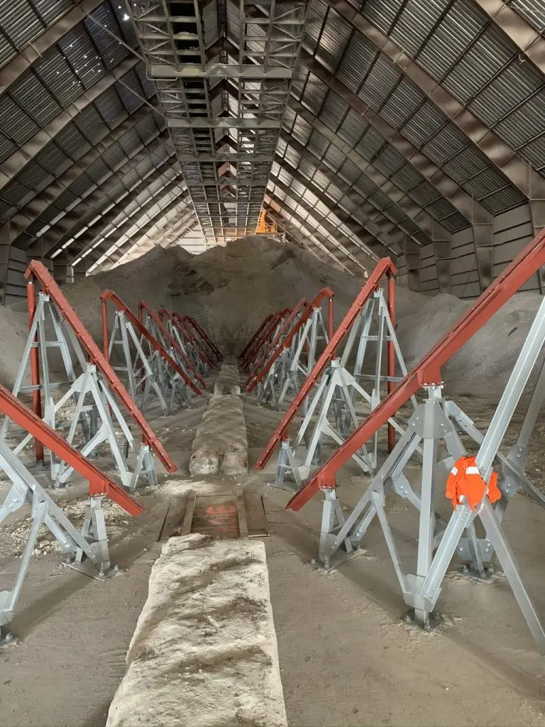 Lagerhalle eines Zementwerks mit VSR BLASTER® Luftkanonen mit Schwertdüsen