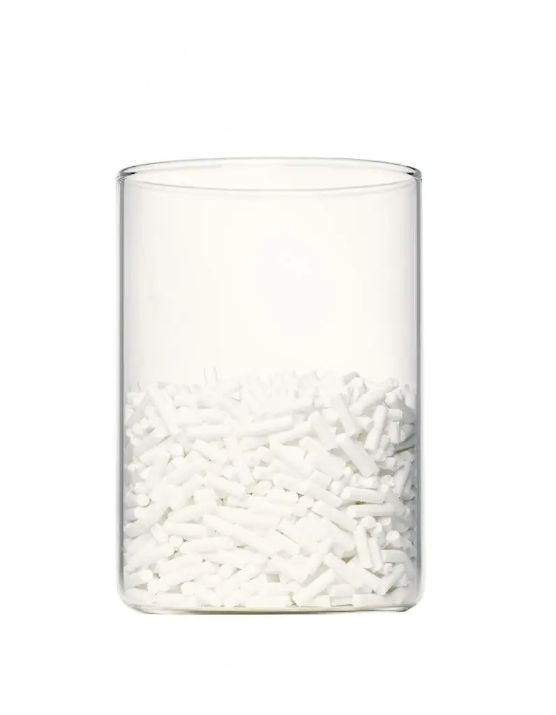 Pelletierte weiße Folienreste in einem Laborglas