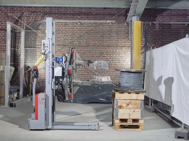 Mini-Gabelstapler steht vor einer Kabeltrommel