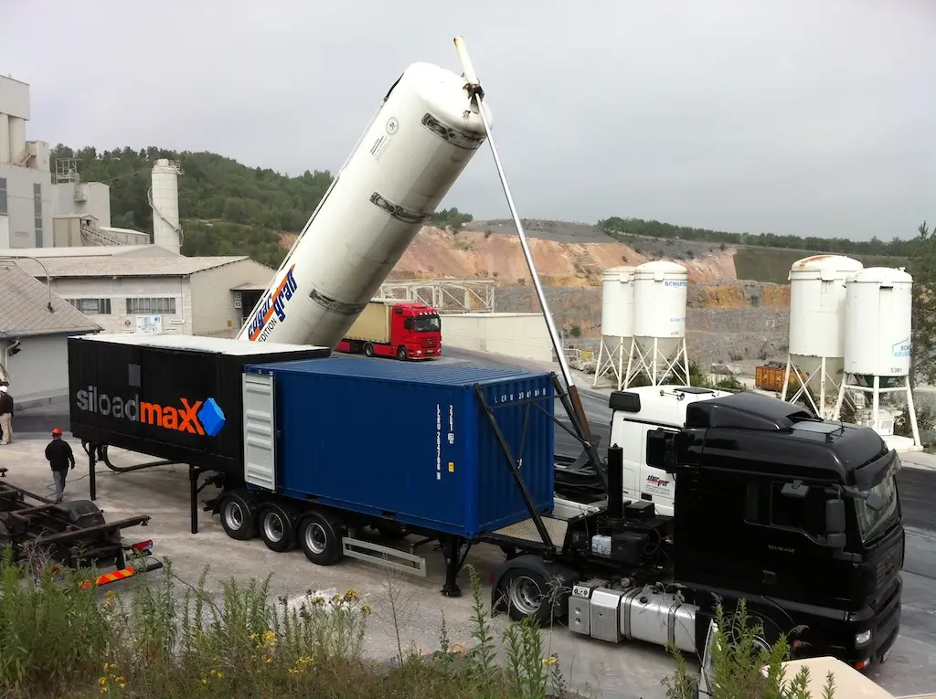 LKW der zwischen Silos steht