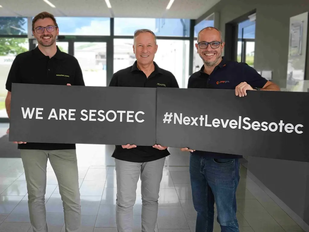 Sesotec CEO und Peter Pospíšil, POPGRO Eigentümer, (v.li.n.re.) zeigen Flagge für die Zukunft – WE ARE SESOTEC und #NextLevelSesotec (Foto: Sesotec GmbH)