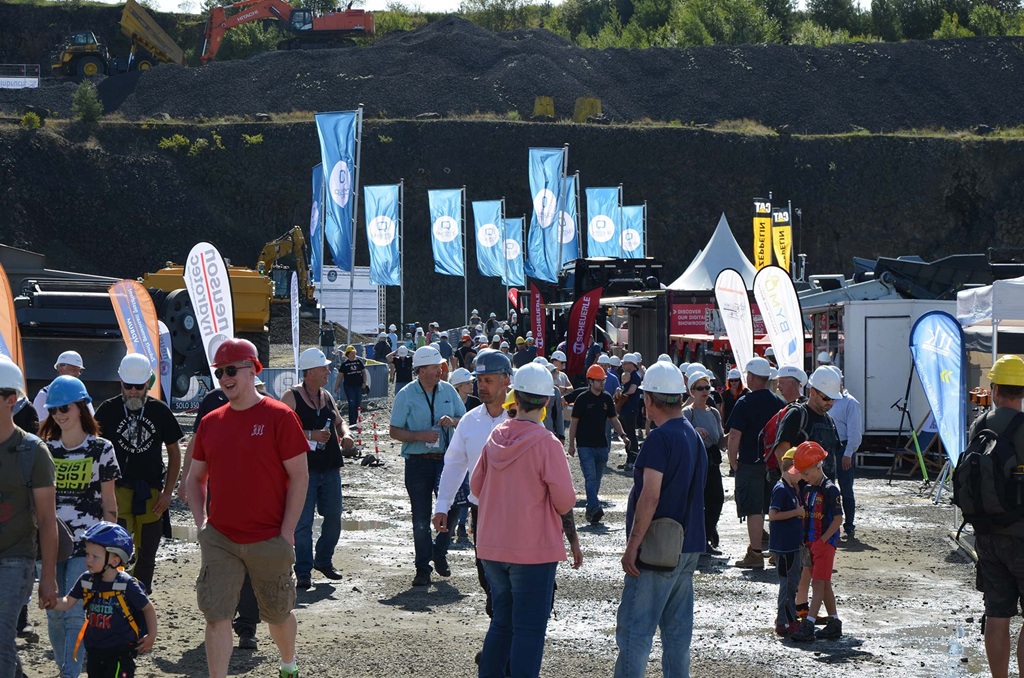 Menschen mit Helmen in einem Tagesbaustreinbruch, während der steinexpo