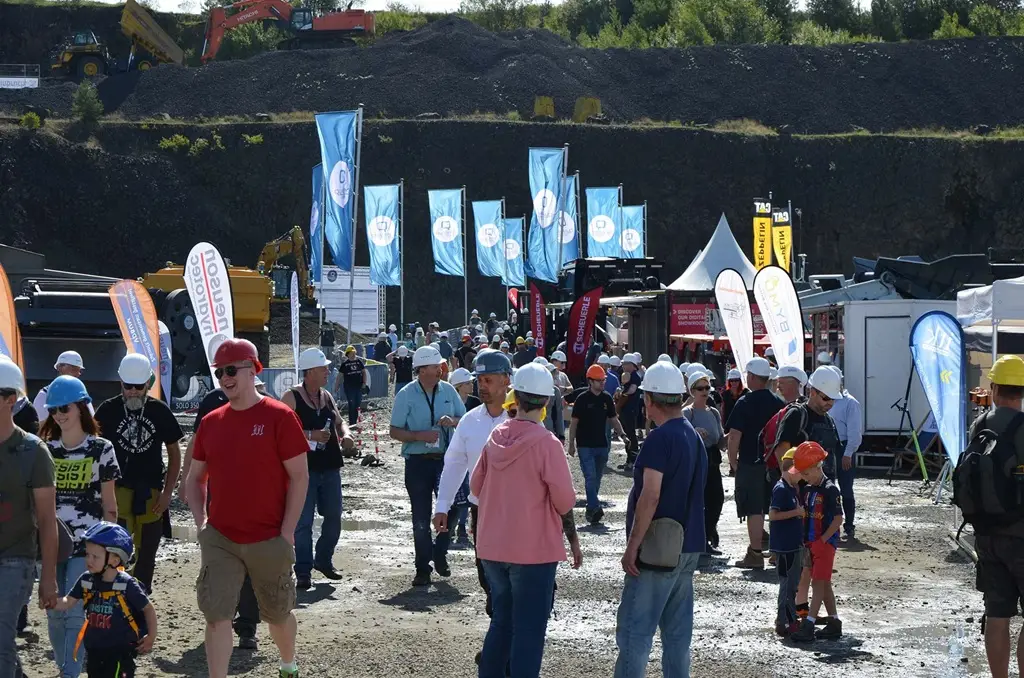 Menschen mit Helmen in einem Tagesbaustreinbruch, während der steinexpo