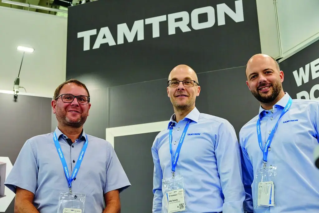 Josef Duben, Niko Toimela und Dirk Schwerter Mitarbeiter der Tamtron, stehen am Messestand der Powtech Technopharm 2025