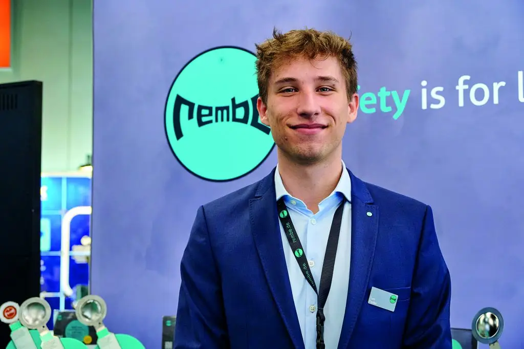 Tom Fiedler, Mitarbeiter der Rembe Safety + Control steht am Messestand