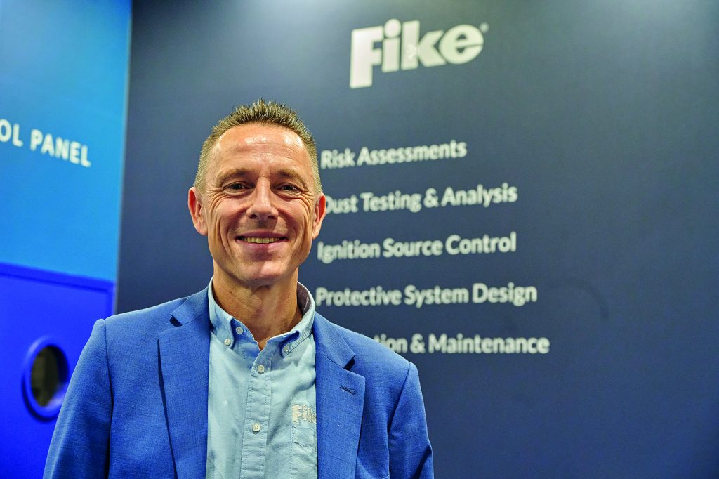 Jim Vingerhoets Mitarbeiter der Fike steht am Messestand der Powtech Technopharm 2025