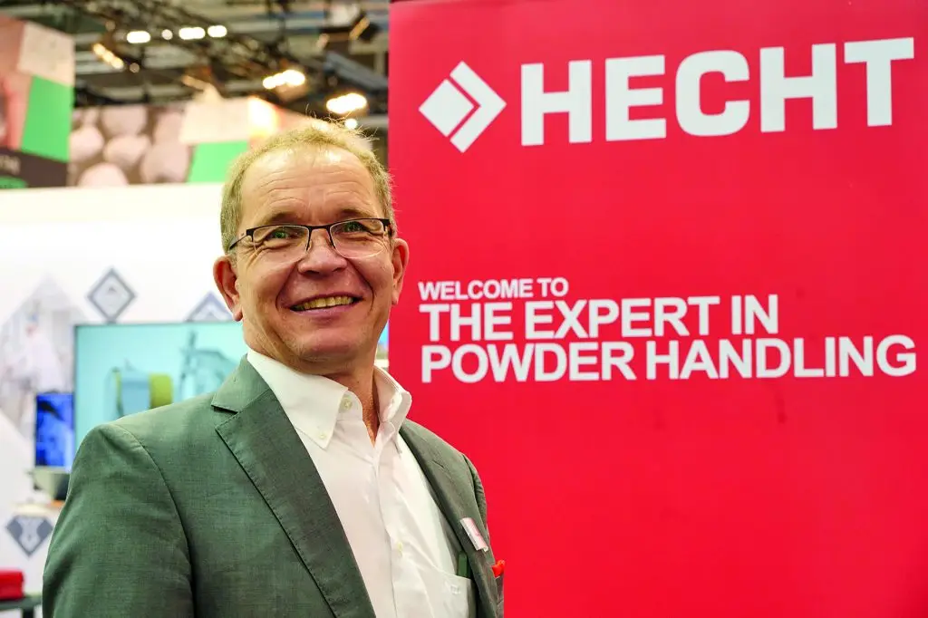 Reiner Lemperle Mitarbeiter der HECHT steht am Messestand der Powtech Technopharm 2025