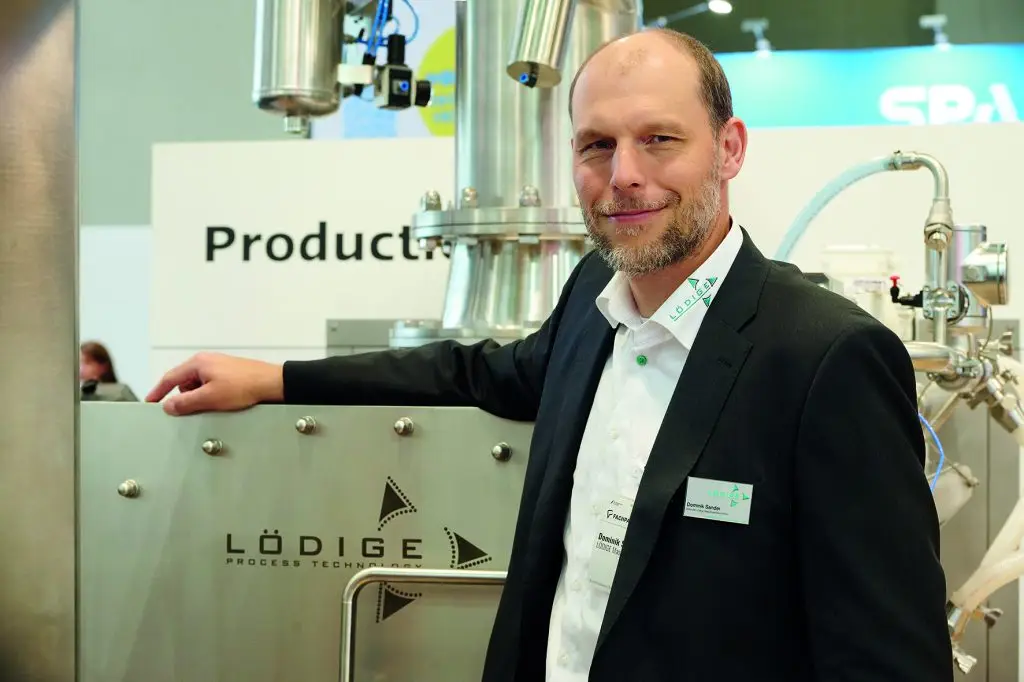 Dominik Sander Mitarbeiter der Gebr. Lödige Maschinenbau steht am Messestand der Powtech Technopharm 2025