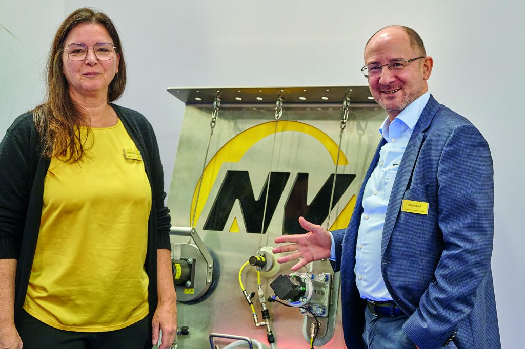 Monika Kreutzer und Jörg Dandl beide Mitarbeiter der Netter-Vibration stehen am Messestand der Powtech Technopharm 2025
