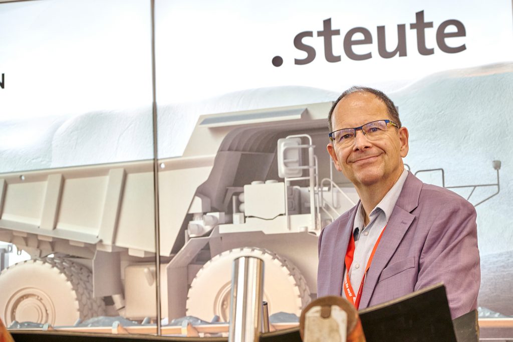 Frank Meitzke Mitarbeiter der steute Technologies steht am Messestand der Powtech Technopharm 2025