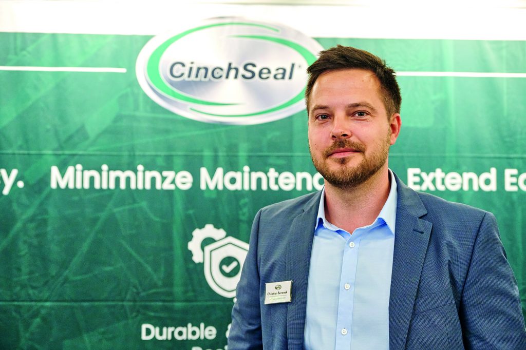 Christian Beranek Mitarbeiter der CinchSeal Europe steht am Messestand der Powtech Technopharm 2025