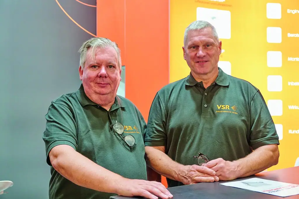 Marco Kunze und Thomas Struffmann beide Mitarbeiter der VSR-Industrietechnik stehen am Messestand der Powtech Technopharm 2025