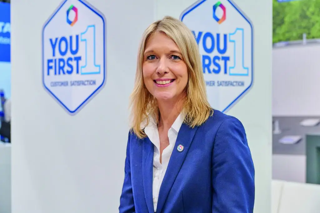 Dr. Miriam Weiss Mitarbeiterin der IEP Technologies steht am Messestand der Powtech Technopharm 2025