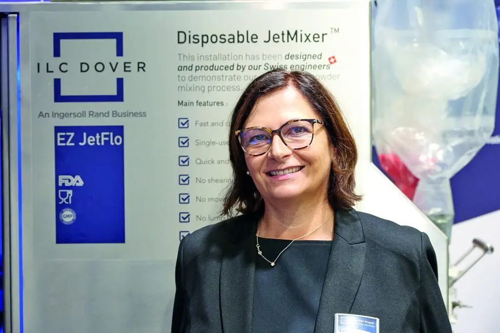 Marlène Jacquaz Mitarbeiterin der ILC Dover steht am Messestand der Powtech Technopharm 2025