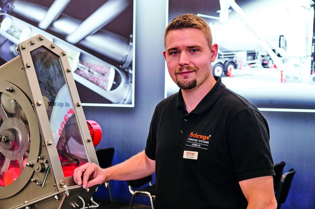 Timo Janßen Mitarbeiter der Schrage steht am Messestand der Powtech Technopharm 2025