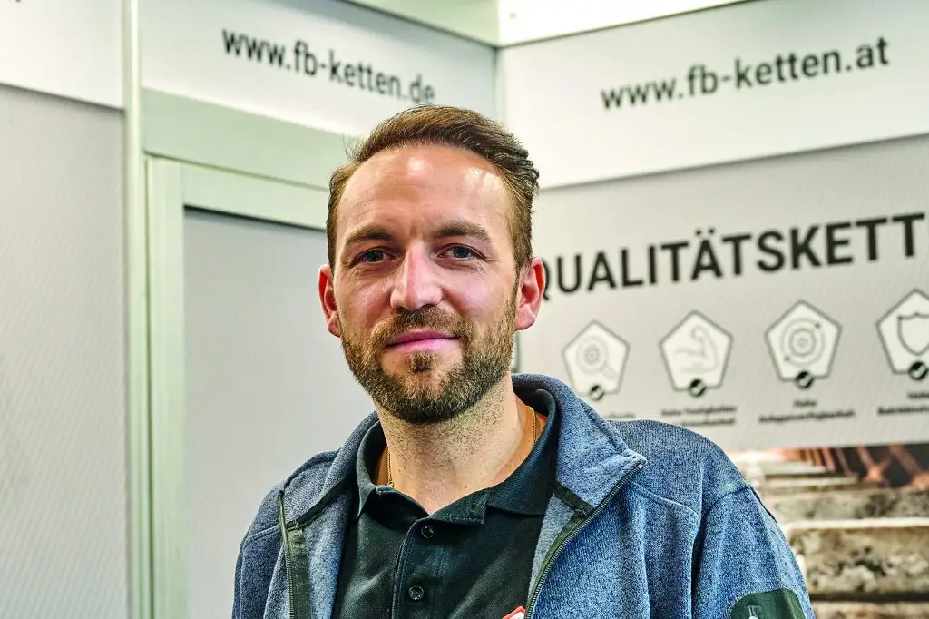 David Egger Mitarbeiter der FB-Ketten steht am Messestand der Powtech Technopharm 2025