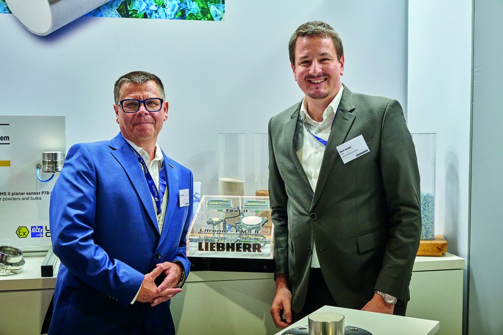 Thomas Maier und Oliver Ascherl, beide Mitarbeiter der Liebherr-Mischtechnik auf ihrem Messestand auf der Powtech Technopharm 2025