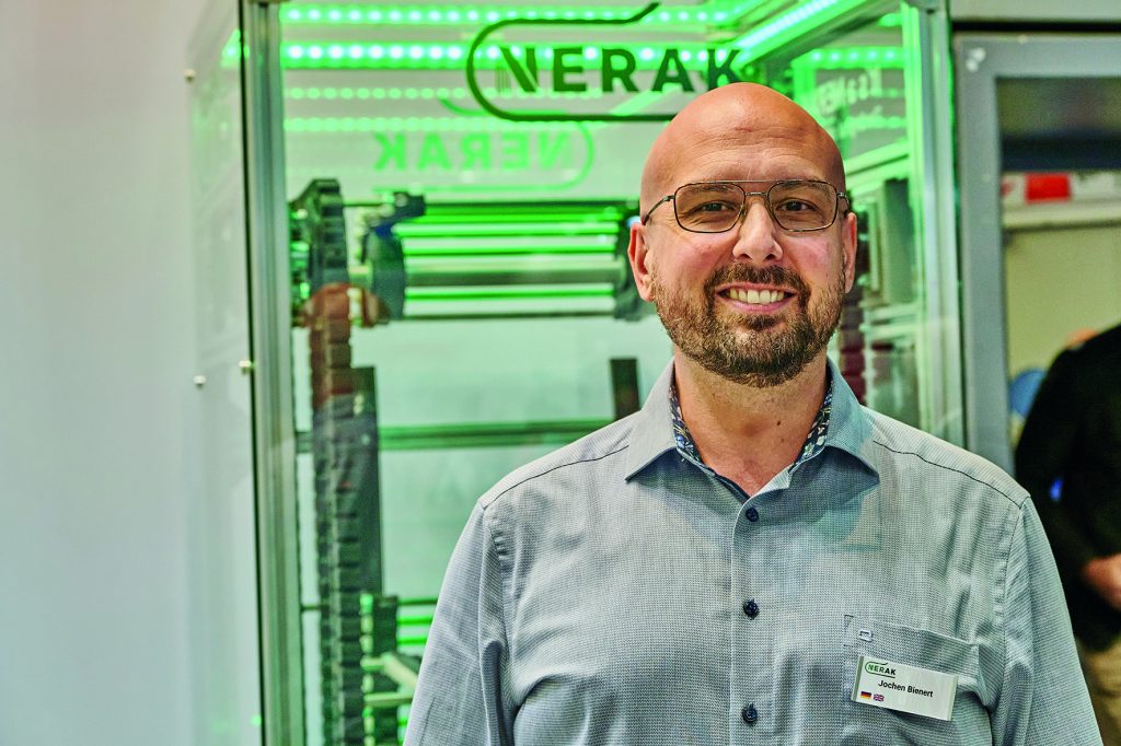 Jochen Bienert, Mitarbeiter der Nerak steht am Messestand der Powtech Technopharm 2025