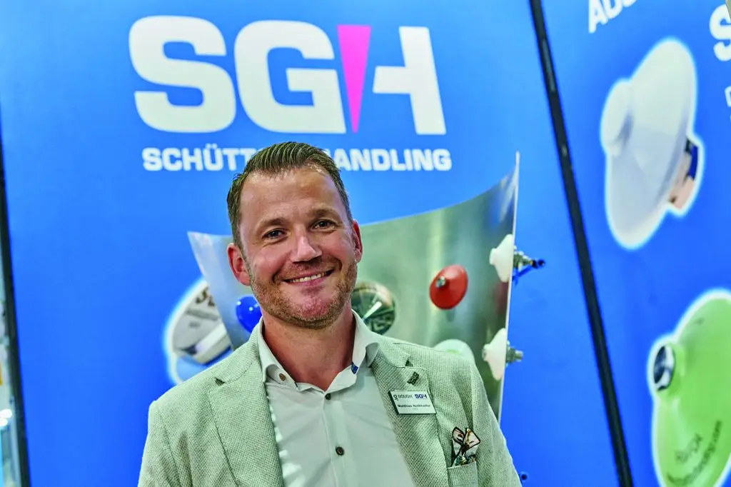 Matthias Nothelfer Mitarbeiter von SGH Schüttguthandling steht am Messestand der Powtech Technopharm 2025