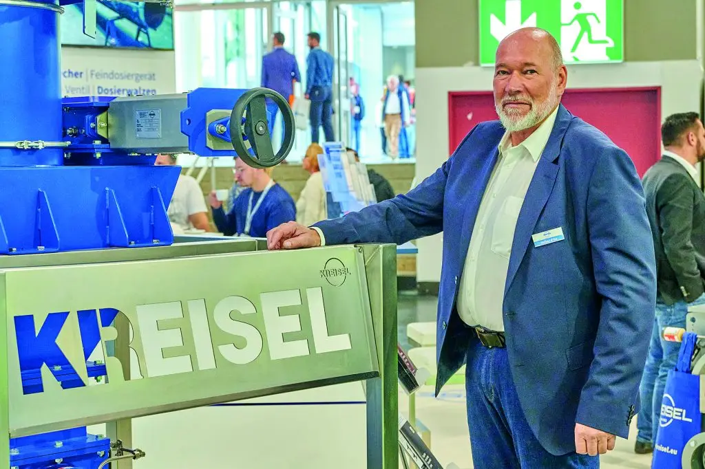 Volker Erbe Mitarbeiter von Curt Ebert Siebtechnik steht am Messestand der Powtech Technopharm 2025
