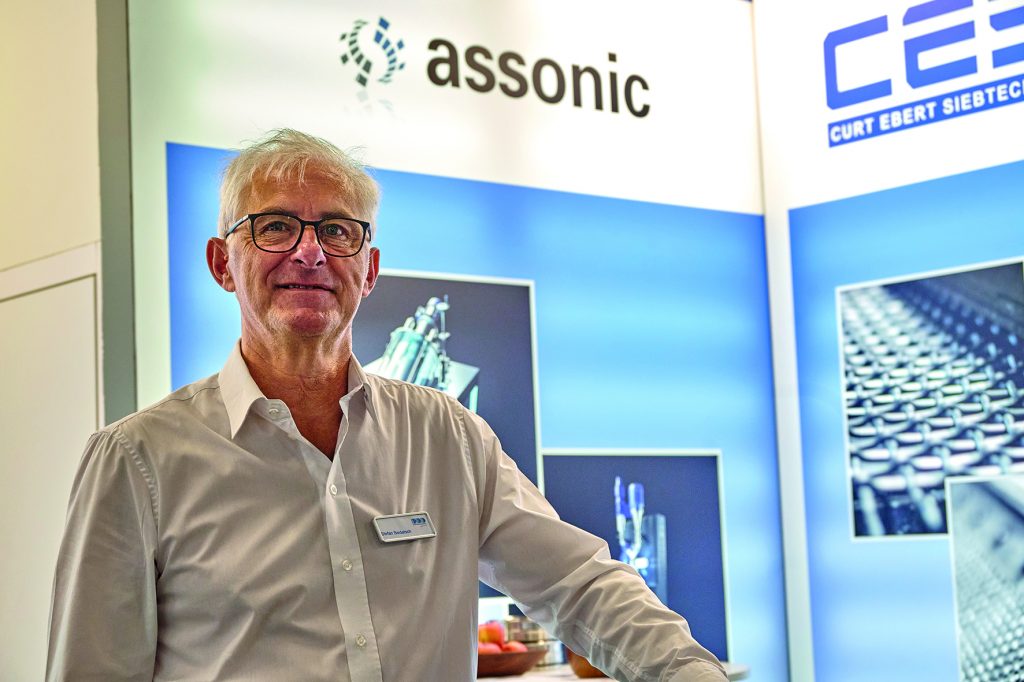 Stefan Beidatsch, Mitarbeiter von Curt Ebert Siebtechnik steht am Messestand der Powtech Technopharm 2025