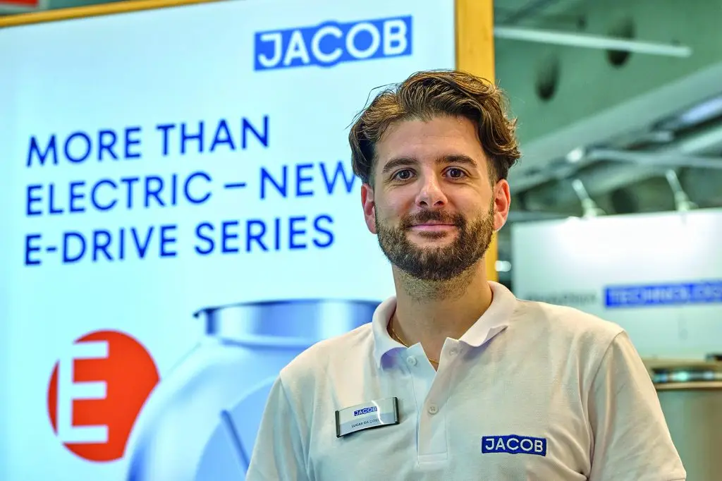 Luca da Costa, Mitarbeiter von Jacob Rohre steht am Messestand der Powtech Technopharm 2025