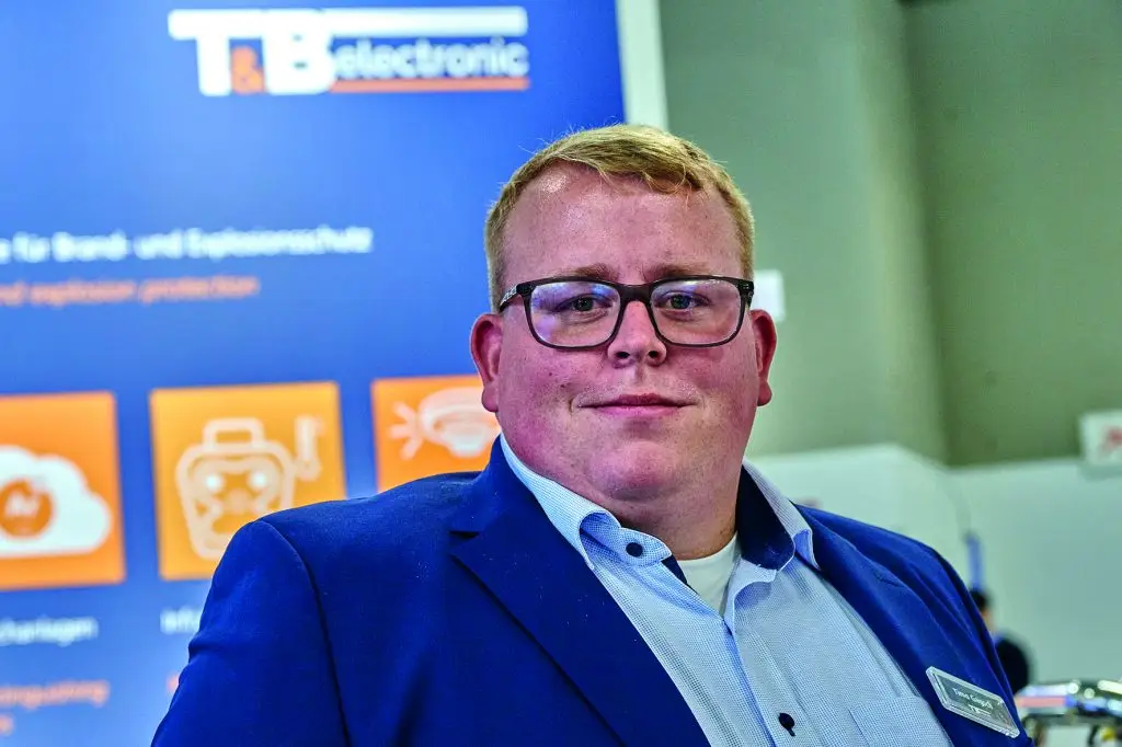 Timo Gagsch, Mitarbeiter der T&B steht am Messestandder Powtech Technopharm 2025