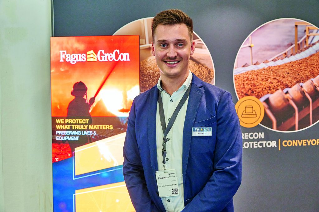 Sven Pook Mitarbeiter der Fagus Grecon Greten auf dem Unternehmens-Messestand Powtech-Technopharm 2025