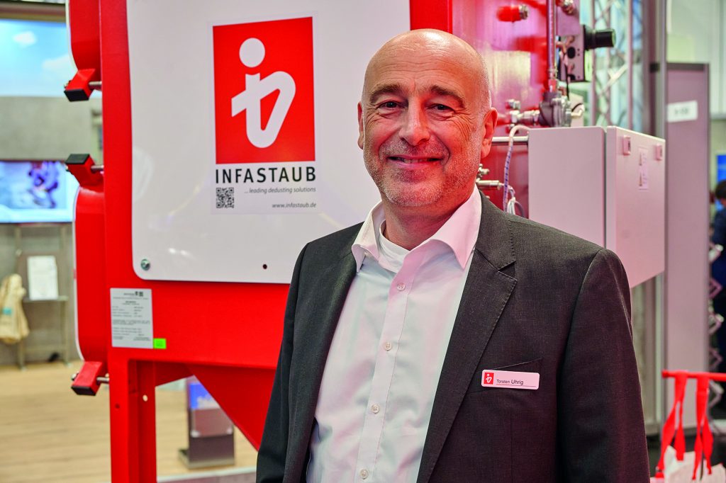 Torsten Uhrig Mitarbeiter der Infastaub auf dem Unternehmens-Messestand Powtech-Technopharm 2025