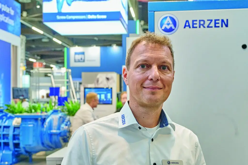 Karsten Lorenz Mitarbeiter der Aerzener Maschinenfabrik auf dem Unternehmens-Messestand Powtech-Technopharm 2025