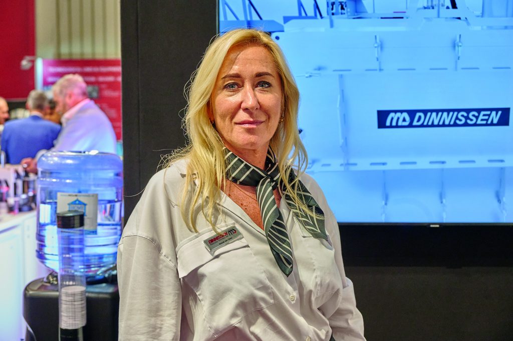 Anouk van Venn, Mitarbeiterin der Dinnissen auf dem Unternehmens-Messestand Powtech-Technopharm 2025