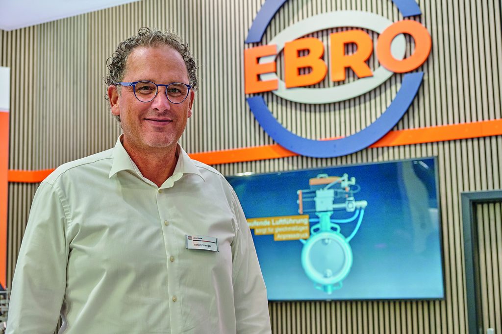 Achim Stenger, Mitarbeiter der EBRO Armaturen auf dem Unternehmens-Messestand Powtech-Technopharm 2025