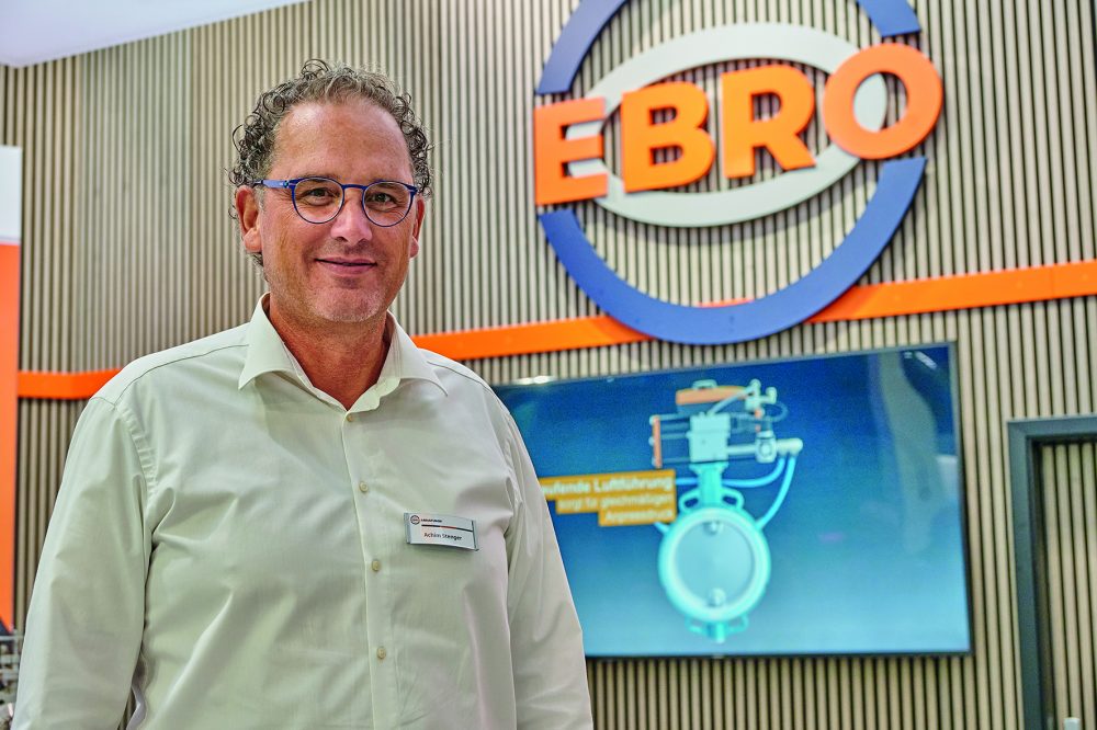 Achim Stenger, Mitarbeiter der EBRO Armaturen auf dem Unternehmens-Messestand Powtech-Technopharm 2025