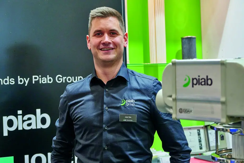 Jobst Tölle, Mitarbeiter der Piab auf dem Unternehmens-Messestand Powtech-Technopharm 2025